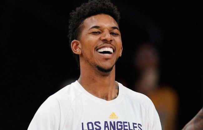 崩盘预警！皇马更衣室分裂，阿隆索帅位悬了，战曼城是最后救赎！（危机警报：皇马更衣室现分歧，阿隆索帅位告急，对阵曼城成最后机会）