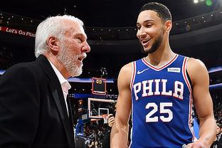 科贝记者：法兰克福球迷往巴萨球迷区投掷杂物甚至发射焰火（科贝记者称：法兰克福球迷向巴萨看台抛掷杂物并燃放焰火）