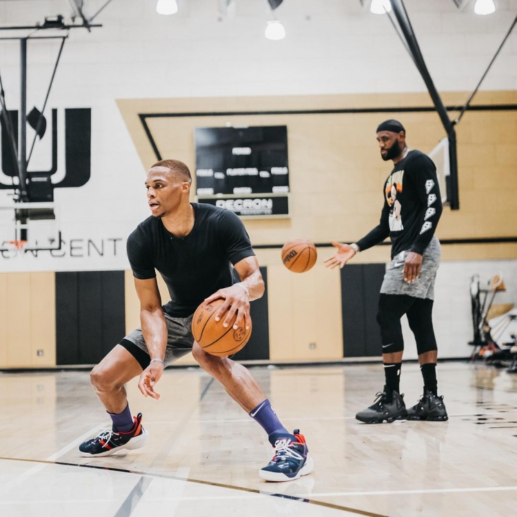 NBA球队战术解析：雄鹿防守策略调整,（雄鹿防守策略革新：NBA战术解读）