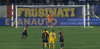 随着AC米兰3-2大逆转，意甲最新积分榜出炉：榜首易主+前三重洗牌（AC米兰3-2逆转取胜，意甲积分榜刷新：榜首易位，前三格局重组）