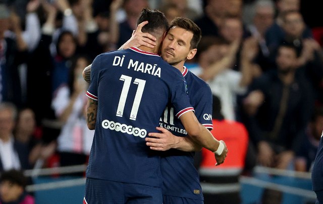 木塔力甫：邵导一直鼓励我们要有更高的目标、要前往欧洲发展（木塔力甫：在邵导的鼓励下，我们瞄准更高目标，迈向欧洲发展）