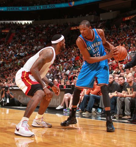 山东泰山推出官方授权球星卡，每盒售价698元（山东泰山发售官方授权球星卡，单盒定价698元）