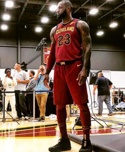 能否说明问题？74611人现场观看英格兰女足vs中国女足热身赛（74611人到场观看英格兰女足对中国女足热身赛，这一数字说明了什么？）