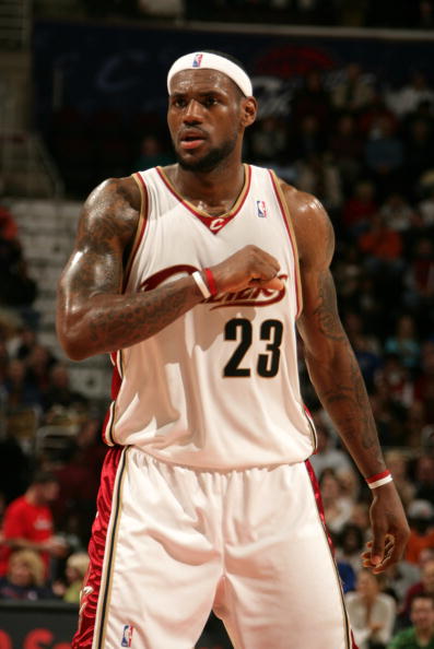 森林狼vs马刺前瞻：爱德华兹PK福克斯，两队皆欲取得连胜（森林狼对阵马刺前瞻：爱德华兹迎战福克斯，双方力争延续胜势）