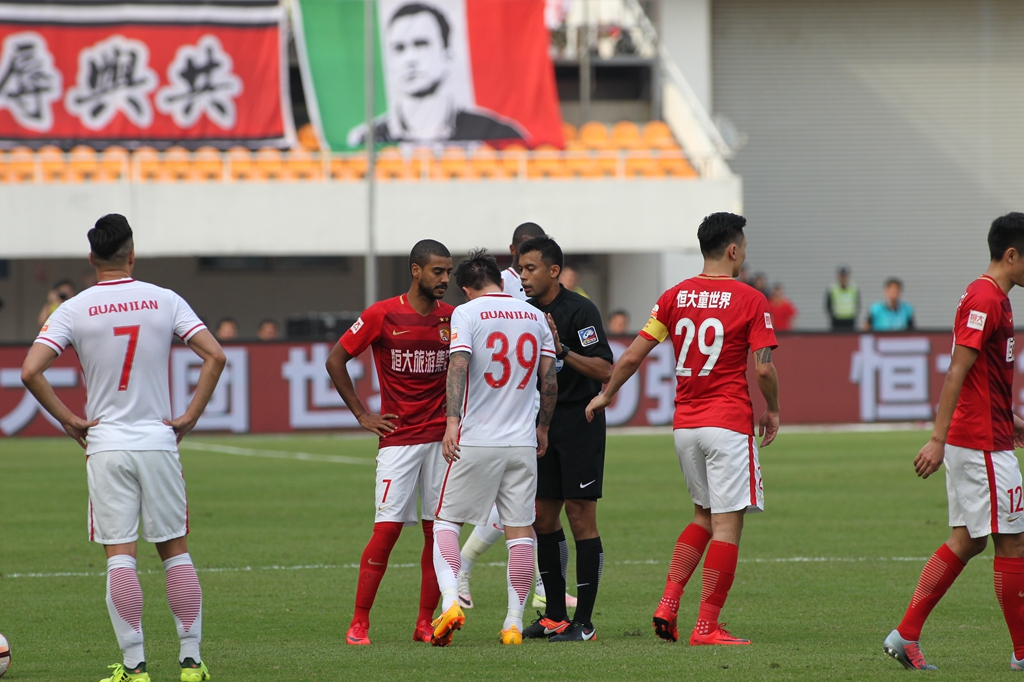 一日英超动向：曼城再具争冠实力，萨拉赫猛批斯洛特引发矛盾（英超一日观察：曼城重现争冠火力，萨拉赫怒斥斯洛特掀风波）